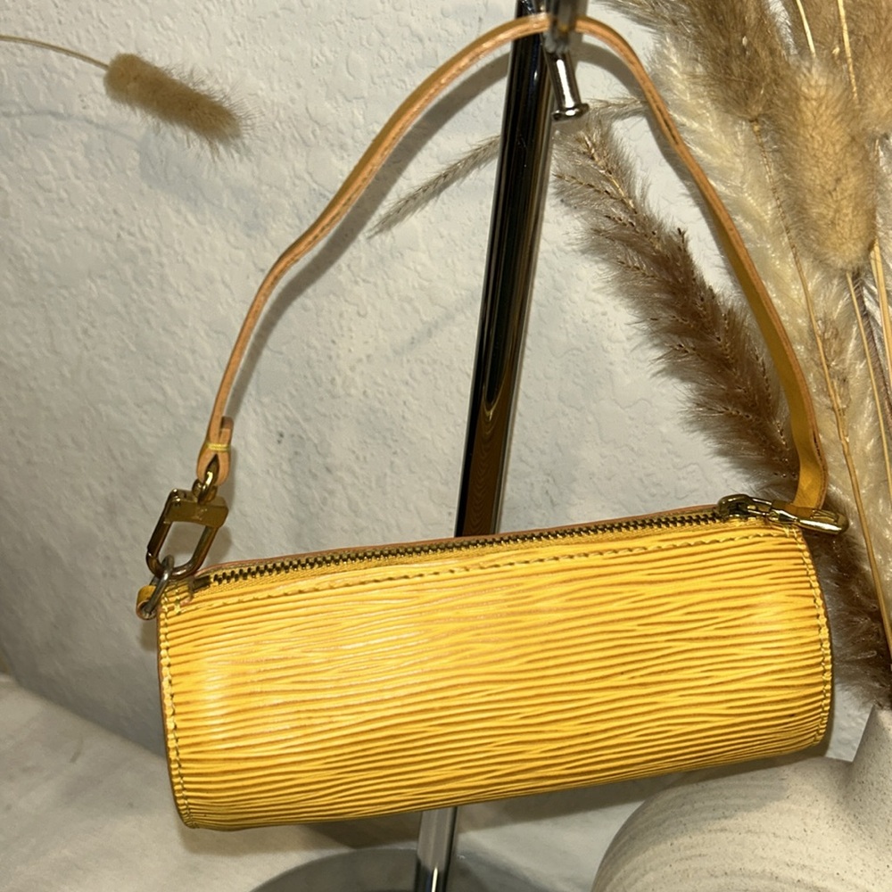 Authentic LOUIS VUITTON Soufflot Pouch Hand Bag Epi Lea